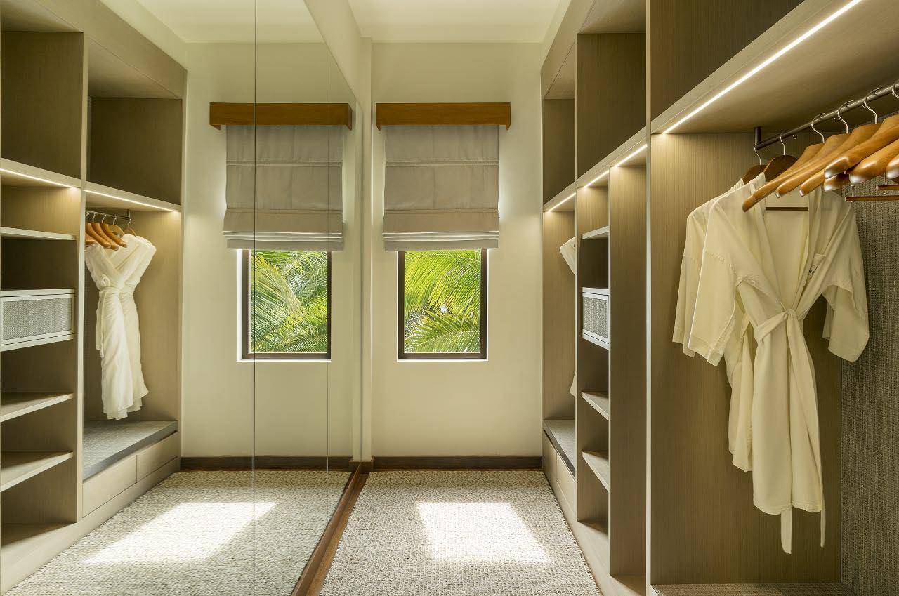 Three Bedroom Beach Pavilion with Pool,  Kleiderzimmer,  Huvafen Fushi Maldives